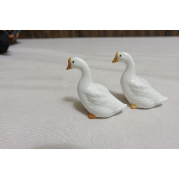 BUG HOUSE MINIATURES MADE IN JAPAN 1 1/4 INCH TALL PAIR OF GEESE - Picture 1 of 3